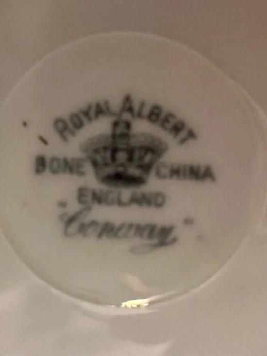 Vintage Royal Albert "Conway" Teacup and Saucer Set – Pink Roses, 22K Gold Trim - Picture 3 of 11